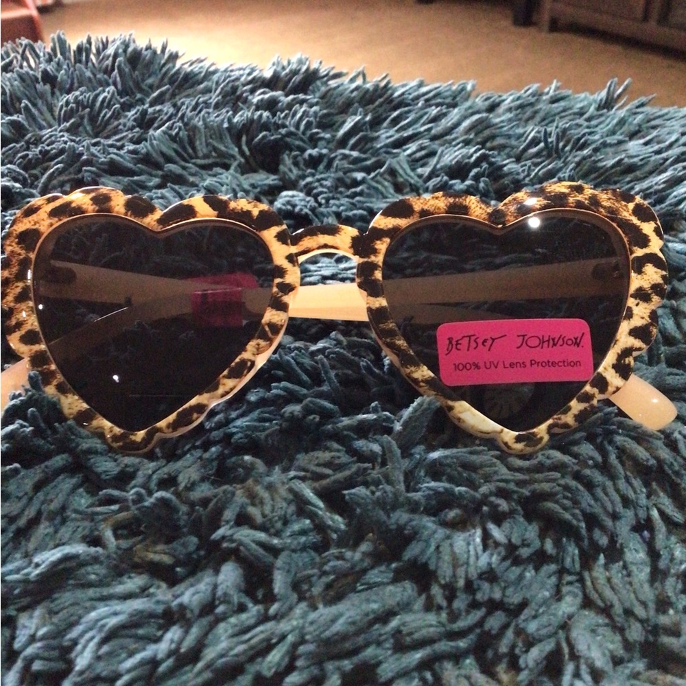 New animal print heart sunglasses